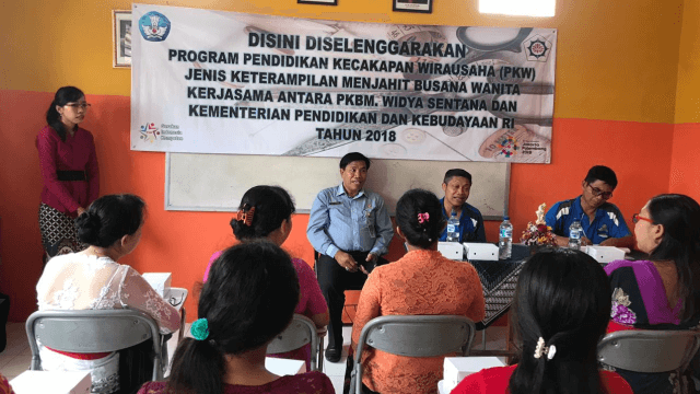 Anda bingung belum bekerja??? Ikuti PKW Tata Busana di PKBM Widya Sentana maka anda akan beruntung sebagai pencipta lapangan kerja.