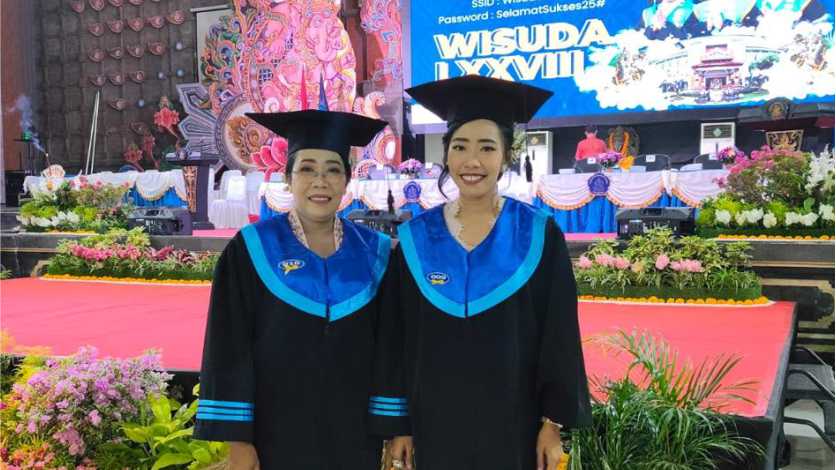 Ibu dan Anak Wisuda Bersamaan Raih Gelar Doktor di Undiksha, Jadi Inspirasi Pendidikan Lintas Generasi